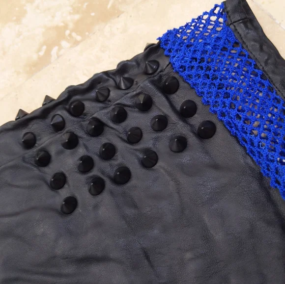 NEW English Rose Black Faux Leather Spiked Miniskirt Blue Fishnet - Picture 4 of 5